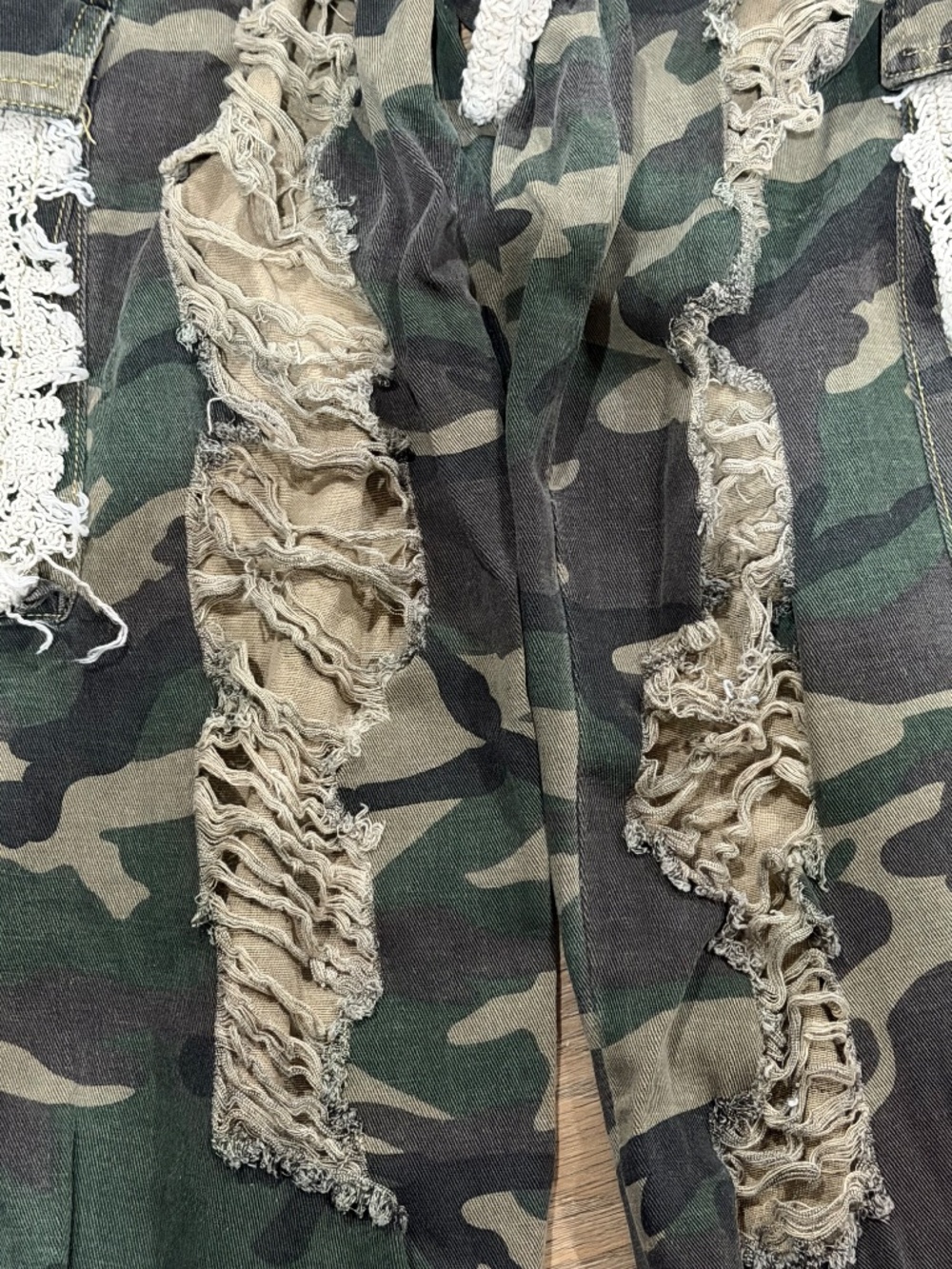 Pol camouflage and lace distressed jogger pants - Picture 4 of 10
